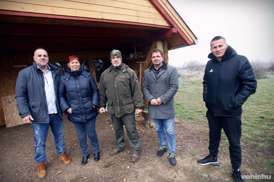 A fényképen balról jobbra: Szalai Szabolcs és Takács Zsanett a Pizza Plus vezetői, Németh József a Fehér Holló Vadmentő Alapítvány elnöke, Szabó Péter a VLS ügyvezetője és Pető Tamás a VLS vezetőedzője.