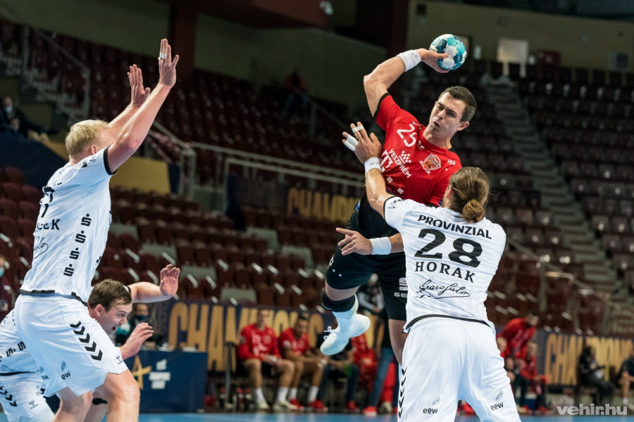 Lauge hónapokra kidőlt