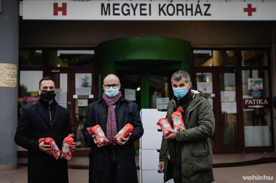 Ovádi Péter, Lippai Norbert és Török László a kórház bejárata előtt 2020 december 4-én.