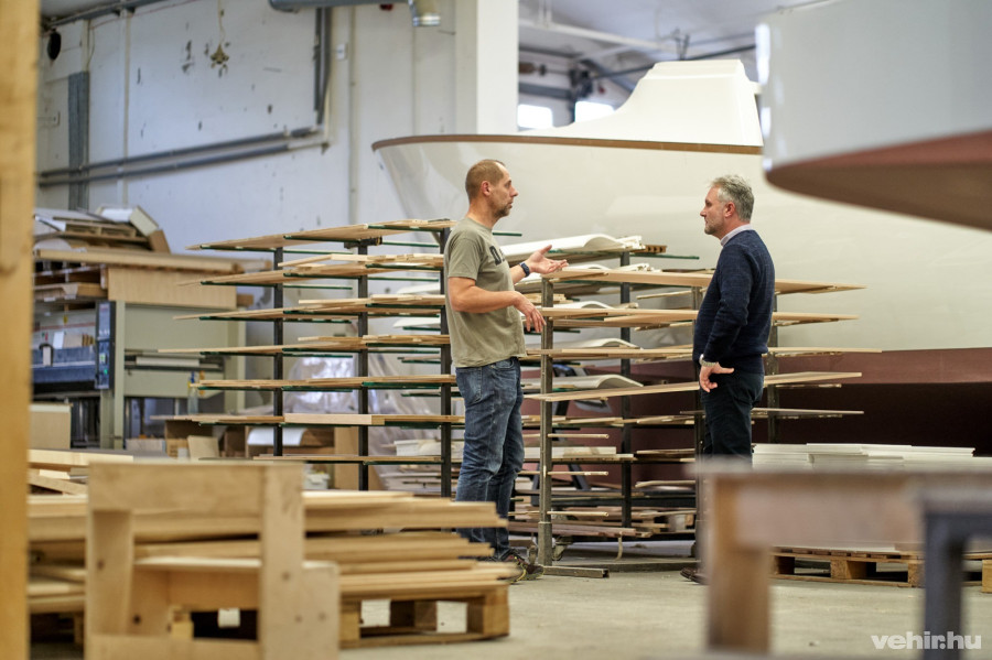 Klausz Csaba és Székely Nándor az Aqwia Kft. hajógyárában.