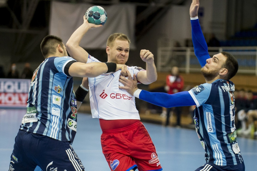 Bánhidi Bence (b) és Borut Mackovsek (j), a MOL-Pick Szeged játékosai és Stas Skube, a Meskov Breszt játékosa (k) a férfi kézilabda Bajnokok Ligája 10. fordulójában játszott MOL-Pick Szeged - Meskov Breszt mérkőzésen Szegeden 2020. december 9-én. MTI/Ujvári Sándor