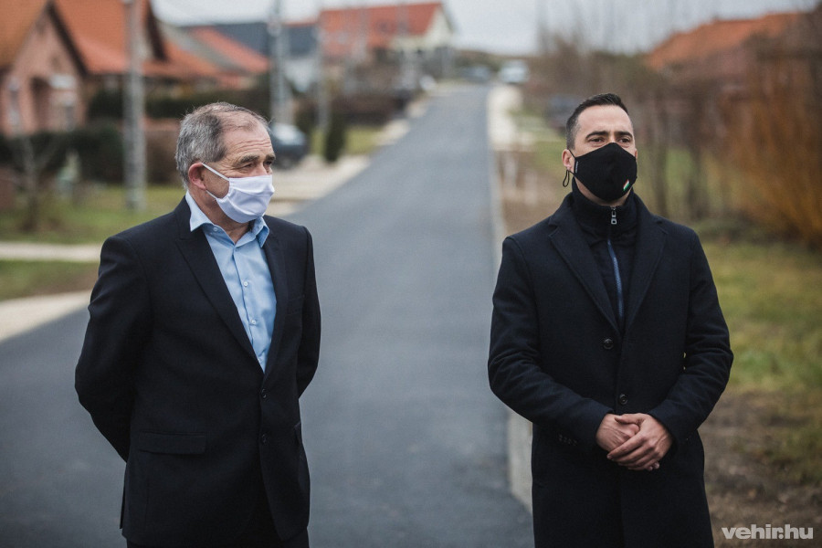 Kaptur József polgármester és Ovádi Péter országgyűlési képviselő 2020. december 11-én Sólyban.