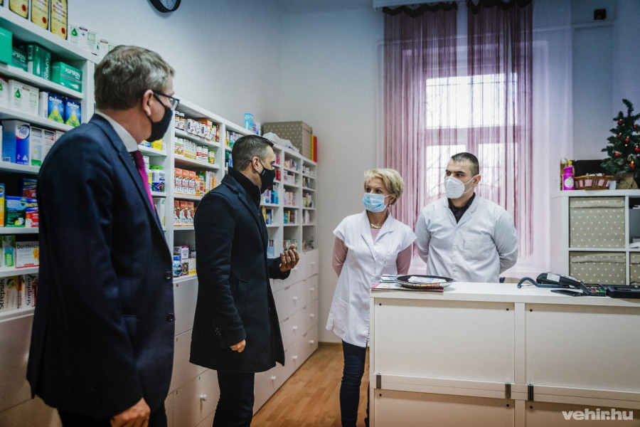 Jobbra: dr. Magyar Szilvia gyógyszertárvezető és dr. Simon István szakgyógyszerész