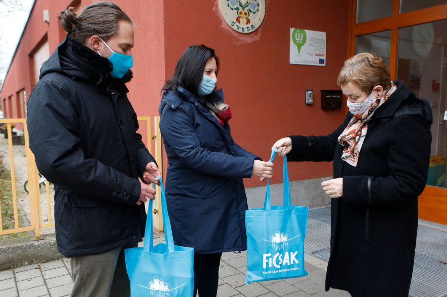 Hegedűs Barbara alpolgármester és Csapó Viktor a FICSAK Veszprém Alapítvány Kuratóriumi elnöke adott át egy-egy könyvadományt a Vadvirág Körzeti Óvoda intézményvezetőjének Barcza Béla Károlynénak
