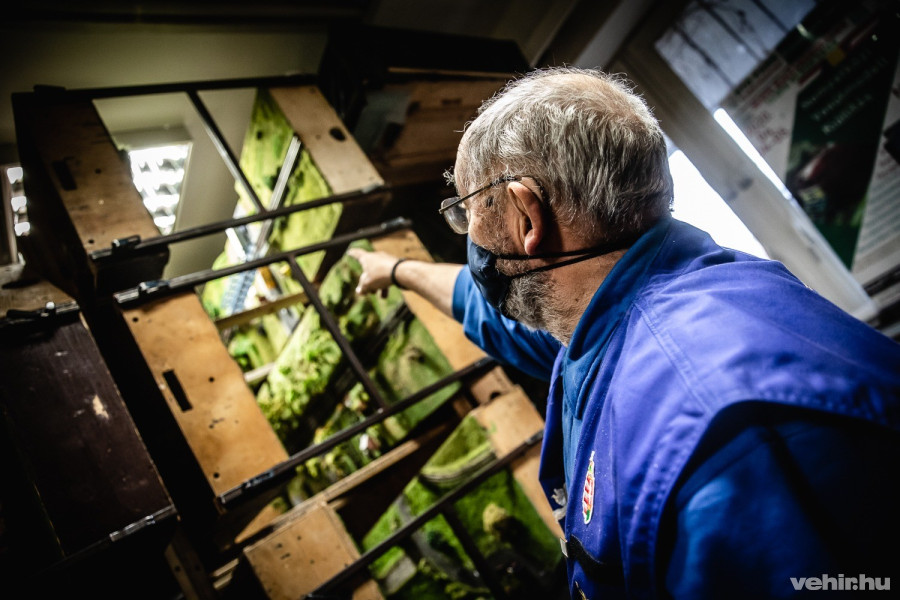 Amíg nincs kiállítás, a terepasztalok és vele együtt a mini világok szétszerelve állnak a polcokon.