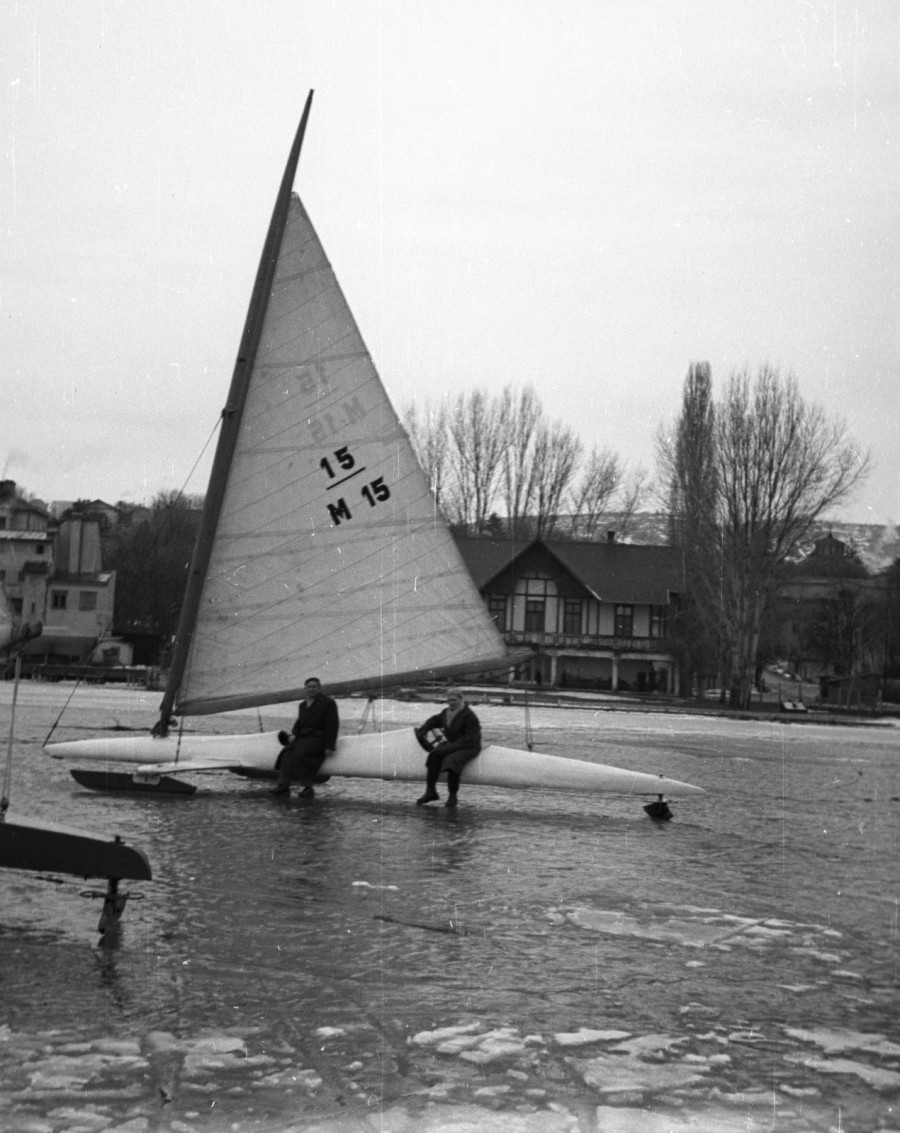 Balatonfüred a befagyott Balaton a hajóállomásnál. A parton a Yacht Club és a Vitorlás étterem épületei 1966-ban. A kép adományozója: Berkó Pál.