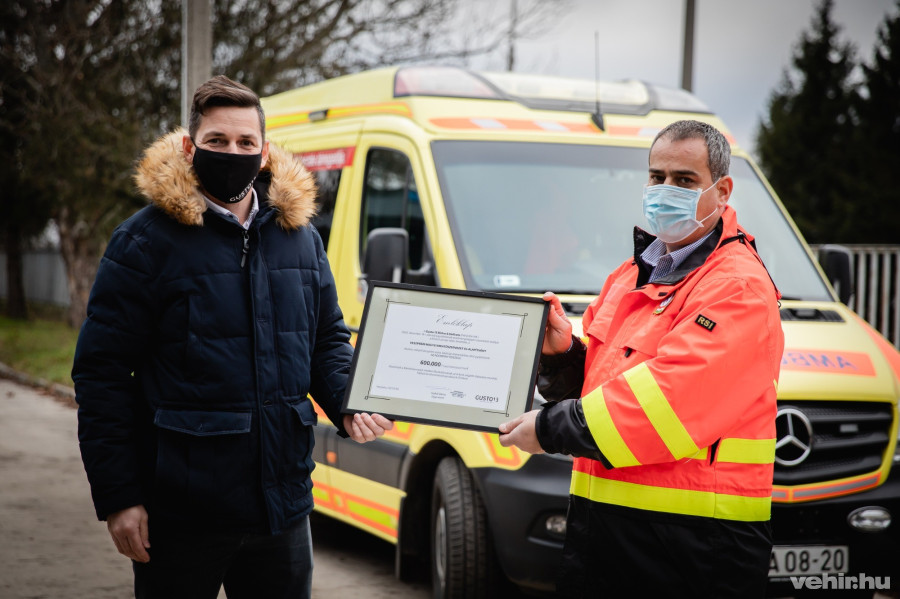 Szakál Bálint, a Gusto 13 üzletvezetője és Natran Albin a  Országos Mentőszolgálat Veszprémi Mentőállomásának vezetője