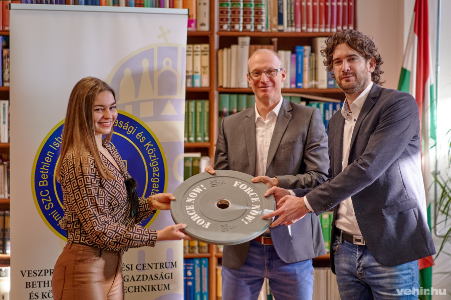 Kövér Fanni gerelyhajító, Kavalecz Gábor VSZC-igazgató és Papp Máté, a VSZC kancellárja a szerdai adományátadón.