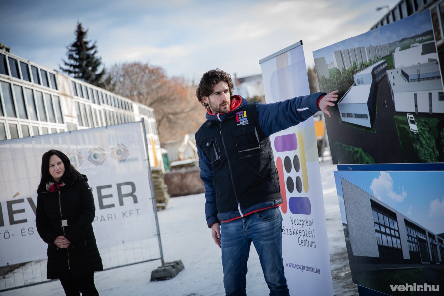 Hegedűs Barbara alpolgármester és Pap Máté VSZC-kancellár a SZC Jendrassik-Venesz iskolánánál tartott sajtótájékoztatón 2021. január 19-én.