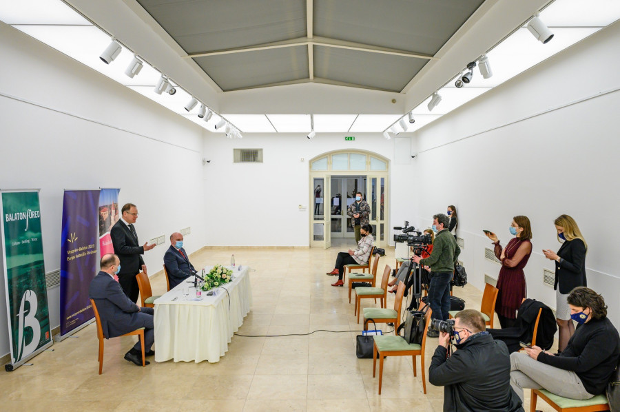 Navracsics Tibor, az Európa Kulturális Fővárosa program koordinálásáért felelős kormánybiztos (b2) beszél, mellette Bóka István (Fidesz-KDNP) Balatonfüred polgármestere (b) és Tárnoki Richárd, Balatonfüred főjegyzője (b3) a Veszprém-Balaton 2023 Európa Kulturális Fővárosa programról szóló együttműködési megállapodásról, Balatonfüred csatlakozásáról az EKF programjaihoz tartott sajtótájékoztatón a magyar kultúra napján Balatonfüreden, a Vaszary Galériában 2021. január 22-én. Közösen készül Veszprém és Balatonfüred a Bakony-Balaton Európa Kulturális Fővárosa Programra (EKF), különösen nagy hangsúlyt kapnak majd a filmes események, mint a Filmpiknik és a filmszemle. MTI/Vasvári Tamás