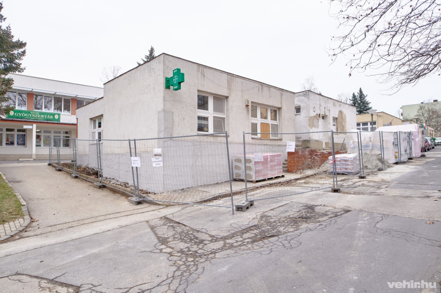 Az ördögárok utcai rendelőnél már zajlanak a munkálatok, a tervek szerint áprilisban át is adhatják az épületet.