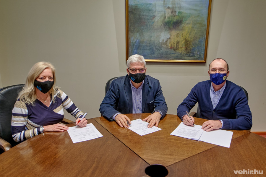 Dr. Dancs Judit jegyző, valamint Sulyok Balázs főépítész és Porga Gyula polgármester