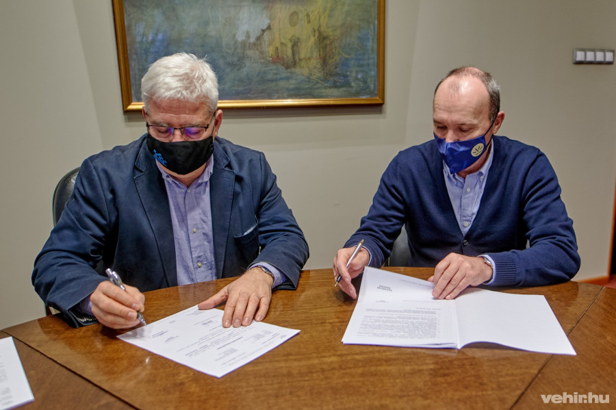 Sulyok Balázs Porga Gyula polgármesterrel aláírja kinevezését a Városházán