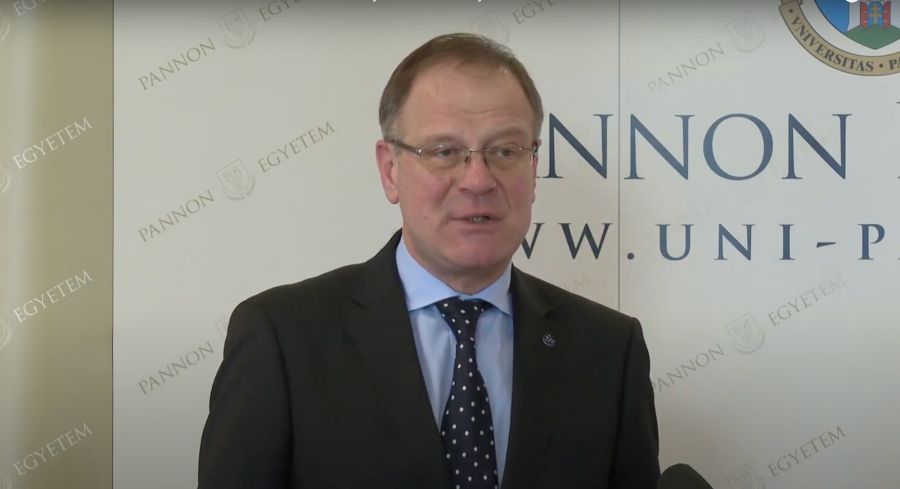 Navracsics Tibor a február 1-én online tartott Társadalmi Innovációs Nemzeti Laboratórium megnyitóján.