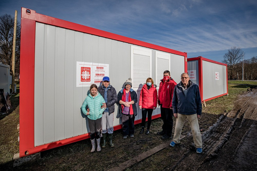 A két család az új, fűthető, szaniterrel ellátott konténerrel (Fotó: Vermes Tibor)