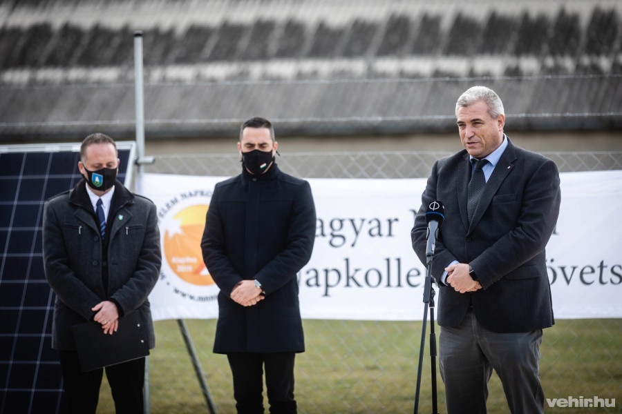 Kiss Ernő beszél a beruházás részleteiről, mellette Ovádi Péter (középen), országgyűlési képviselő és Ángyán Tamás ó, Öskü polgármestere