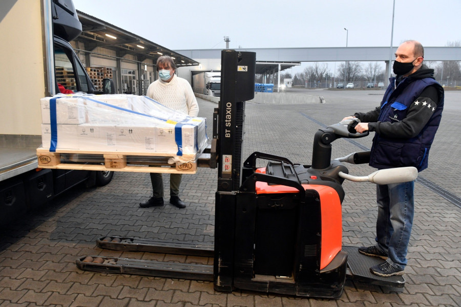 Kirakodják a teherautóból az Európai Gyógyszer Ügynökség által engedélyezett oltóanyag, az oxfordi AstraZeneca-vakcina első szállítmányát a Hungaropharma gyógyszer-nagykereskedelmi vállalat budapesti telephelyén 2021. február 6-án. Az első szállítmány több mint 20 ezer ember oltására lesz elegendő. A terv szerint ezt a vakcinát a 60 év alatti regisztrált krónikus betegek kapják majd. MTI/Máthé Zoltán