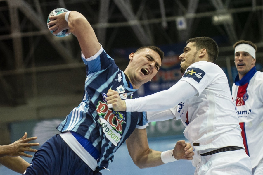 Bodó Richárd (b2), a MOL-Pick Szeged, valamint Dylan Nahi (b) és Mathieu Grebille (j), a Paris Saint-Germain játékosai a férfi kézilabda Bajnokok Ligája 1. fordulójából elhalasztott MOL-Pick Szeged - Paris Saint-Germain mérkőzésen Szegeden 2021. február 6-án. MTI/Ujvári Sándor 