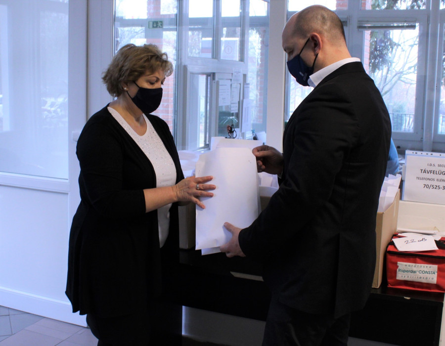 Dr. Pápai Enikő megyei tisztifőorvos és Takács Szabolcs kormánymegbízott a kiszállítandó oltóanyagokkal (Fotó: Veszprém Megyei Kormányhivatal)