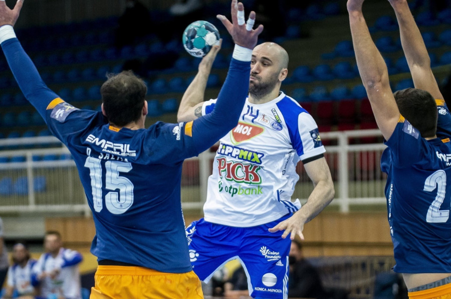 Joan Canellas Reixach (k), a Szeged és Daymaro Salina Amador, a portugál csapat játékosa (b) a férfi kézilabda Bajnokok Ligája A csoportjában, a 11. fordulóban játszott MOL-Pick Szeged - FC Porto mérkőzésen Szegeden, a Városi Sportcsarnokban 2021. február 11-én. MTI/Ujvári Sándor 