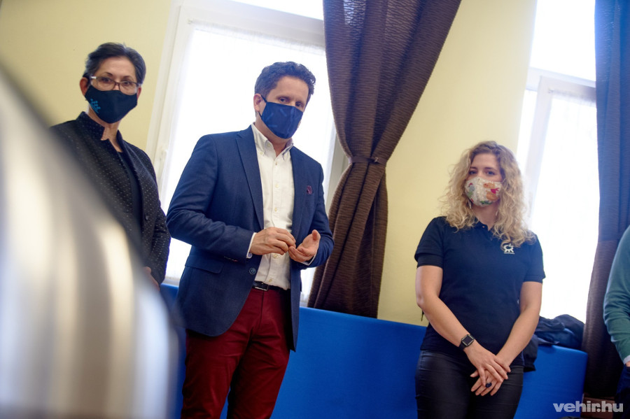 Brányi Mária alpolgármester, Temesvári Balázs, a VKSZ Zrt. vezérigazgatója, és Pancsa Emese, a Compocity társalapítója a Csillag úti óvodában tartott sajtóeseményen 2021. február 17-én.
