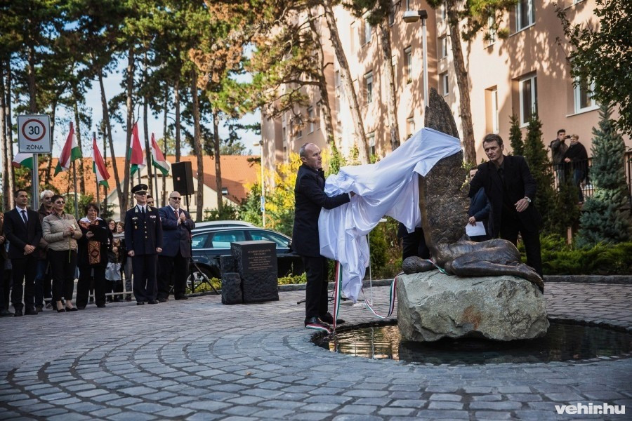Az emlékművön Ikarosz alak látható, de nem bukására, hanem a magasba repülésére, a lehetetlen megkísérlésre kell emlékezni." Fotó: Kovács Bálint - Vehir.hu.