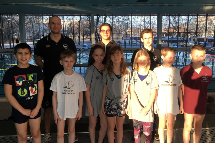 Balról jobbra: Horváth Miklós, Straszewski Péter, Pungor Lia, Hidvéghy Hanna, Bogdán Léna, Pálmai András, Pfaff Bálint, hátul: Kapus Zsófia, Straszewski Márton