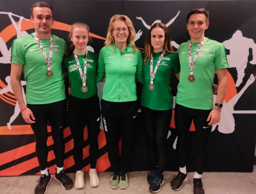 Szögi István, Varga Gréta, Tóthné Stupián Anikó (edző, klubelnök), Bartha-Kéri Bianka és Kiss Gergő Xavér  - Fotó: SVSE