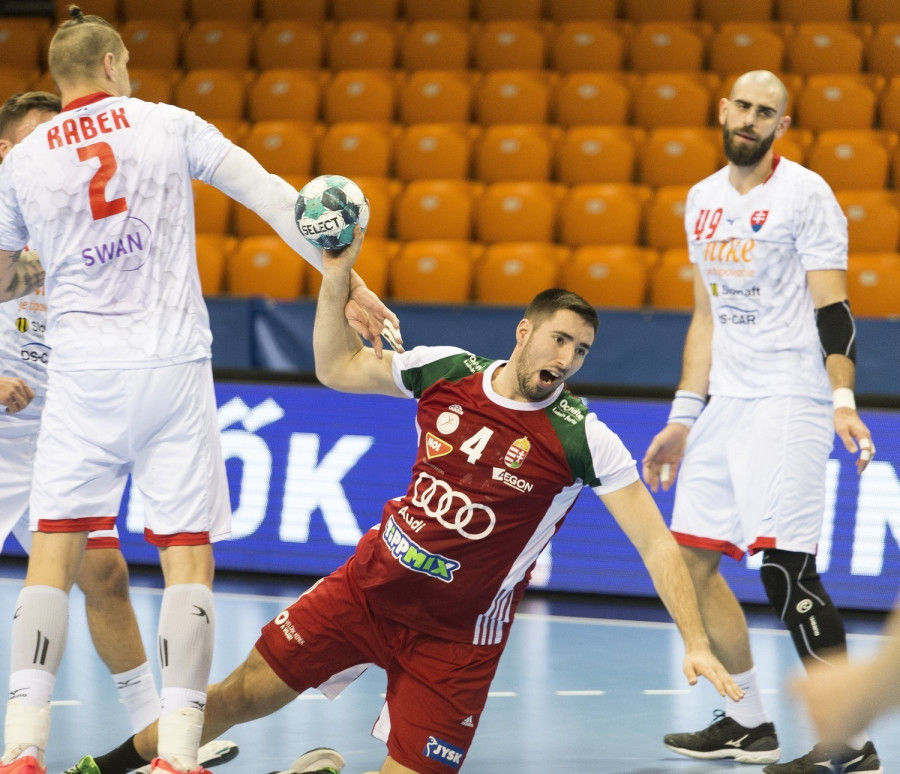 Vajda Huba, a magyar (k) és Martin Slaninka, a szlovák (j) csapat játékosa a kézilabda férfi Eurokupa 4. fordulójában játszott Magyarország-Szlovákia mérkőzésen az Audi Aréna Győr sportcsarnokban 2021. március 14-én. MTI/Krizsán Csaba