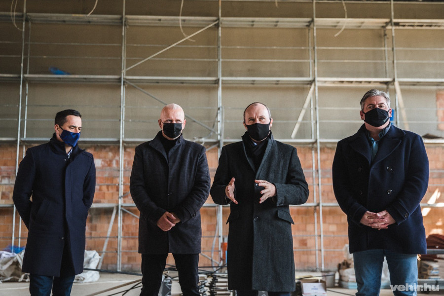 Ovádi Péter és Porga Gyula a kivitelezést végző Min-Tech Kft. és Vemév-Szer Kft. képviselőivel a 2021. március 19-én tartott tornacsarnok bokrétaünnepén.