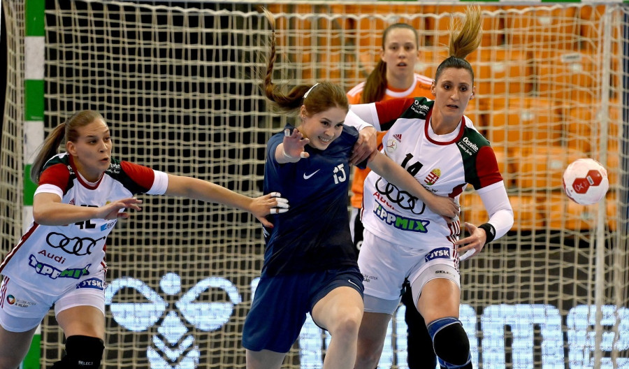 Irina Alekszandrova a kazah (k), valamint Klujber Katrin (b) és Kisfaludy Anett (j), a magyar válogatott játékosa a kézilabda női olimpiai selejtező 2. csoportjának első fordulójában játszott mérkőzésen a győri Audi Arénában 2021. március 19-én. MTI/Illyés Tibor