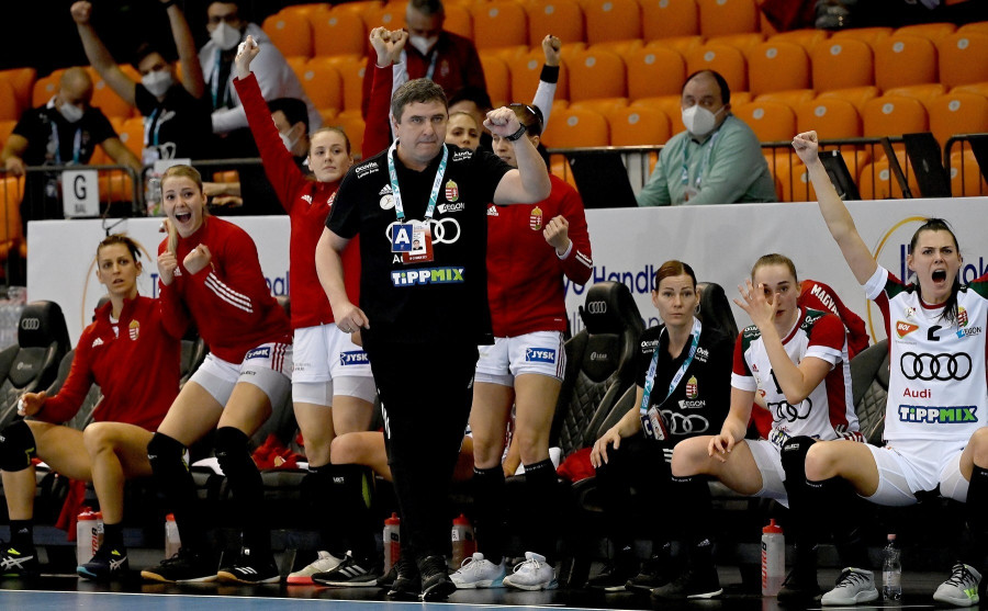 Elek Gábor, a magyar válogatott szövetségi kapitánya, és a csapat tagjai a kézilabda női olimpiai selejtező 2. csoportjának második fordulójában Szerbia ellen játszott mérkőzésen a győri Audi Arénában 2021. március 20-án. MTI/Illyés Tibor 