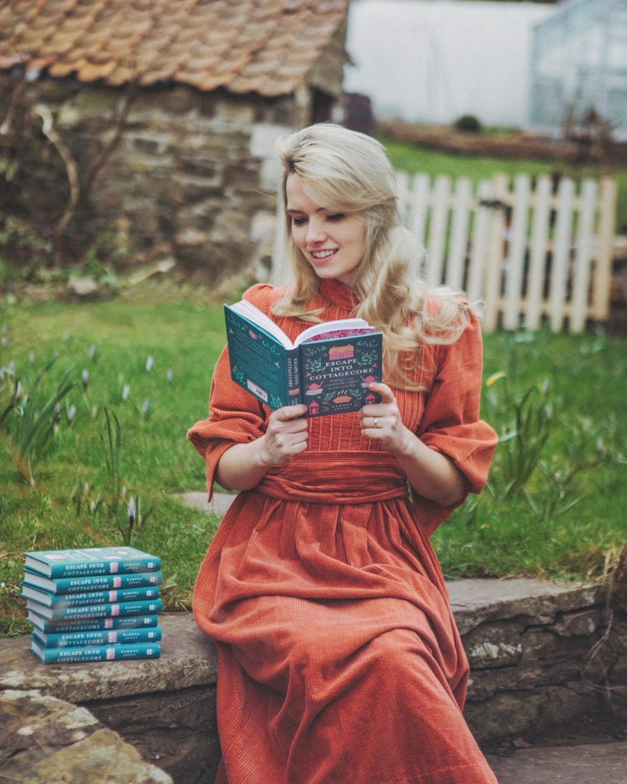 Ramona Jones hamarosan megjelenő könyvével / Fotó: facebook.com/Monalogue 