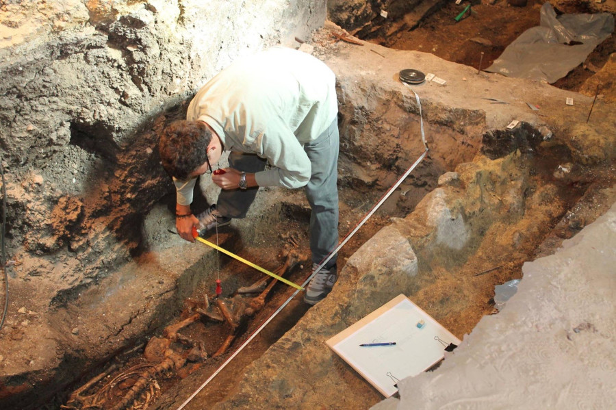 Késő középkori sír rajzolása. A használt eszközök: mérőszalag, függőón, milliméterpapír, ceruza 