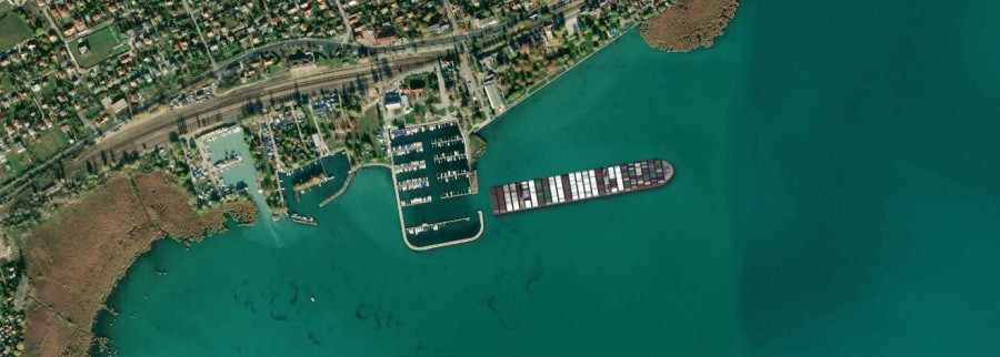 Az alsóörsi kikötőben sem keresztben, sem hosszában nem férne el