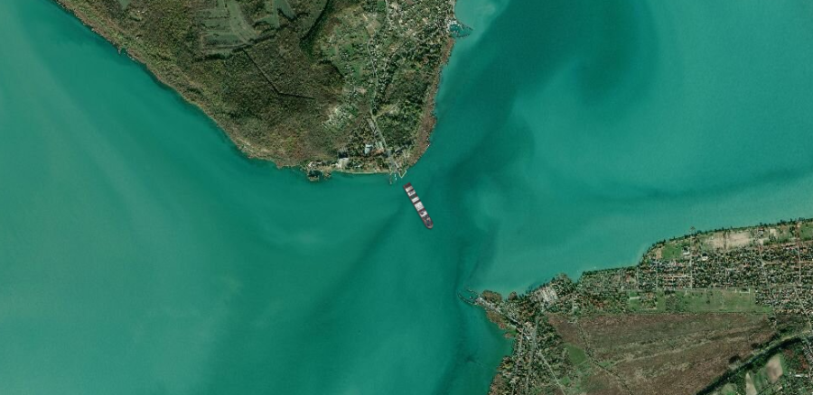 A Tihanyi-szorosban két Ever Given már elzárná a közlekedést a többi hajó előtt