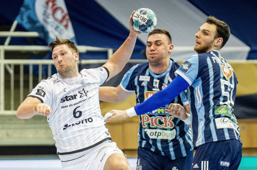 Bodó Richárd (k) és Borut Mackovsek (j), a Szeged játékosai, valamint Harald Reinkind, a német csapat játékosa a férfi kézilabda Bajnokok Ligája nyolcaddöntőjében játszott MOL-Pick Szeged - THW Kiel mérkőzésen Szegeden 2021. március 31-én. MTI/Ujvári Sándor