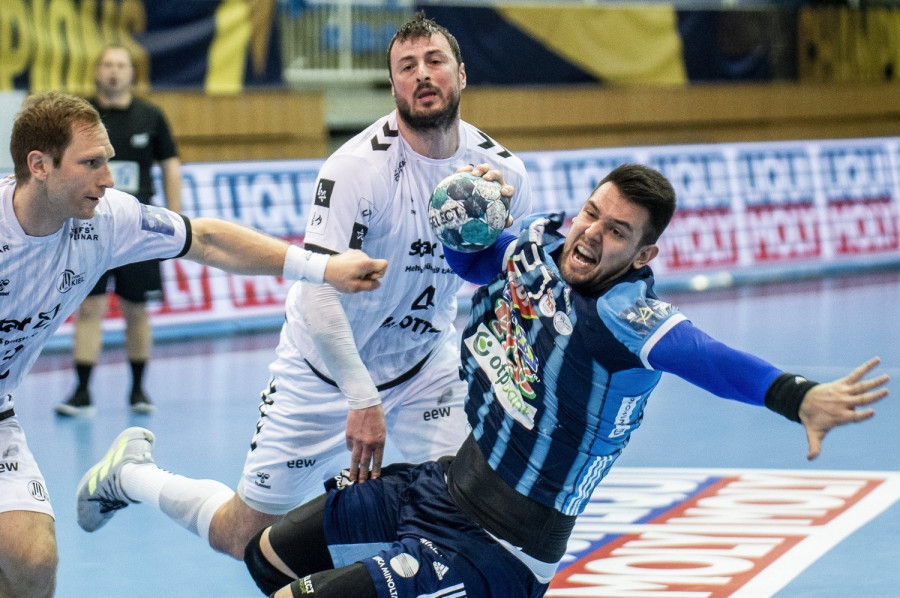 A szegedi Bánhidi Bence, valamint Steffen Weinhold (b) és Domagoj Duvnjak (k), a német csapat játékosai a férfi kézilabda Bajnokok Ligája nyolcaddöntőjében játszott MOL-Pick Szeged - THW Kiel mérkőzésen Szegeden 2021. március 31-én. A Szeged 33-28-ra kikapott a címvédő német Kiel csapatától. MTI/Ujvári Sándor