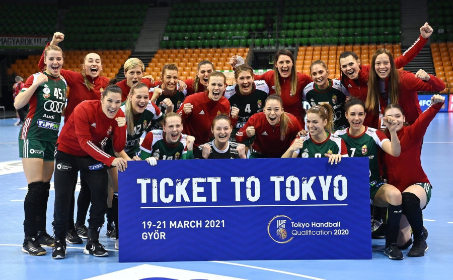 A tokiói olimpiára kijutott magyar válogatott tagjai a női kézilabda olimpiai selejtezőtorna Magyarország - Oroszország mérkőzése után a győri Audi Arénában 2021. március 21-én. Oroszország 29-23-ra győzött. MTI/Illyés Tibor 
