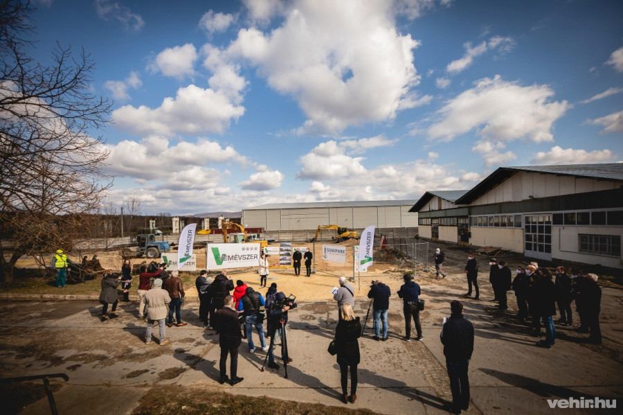 A képzőközpont a Házgyári út 1. szám alatt épül fel.