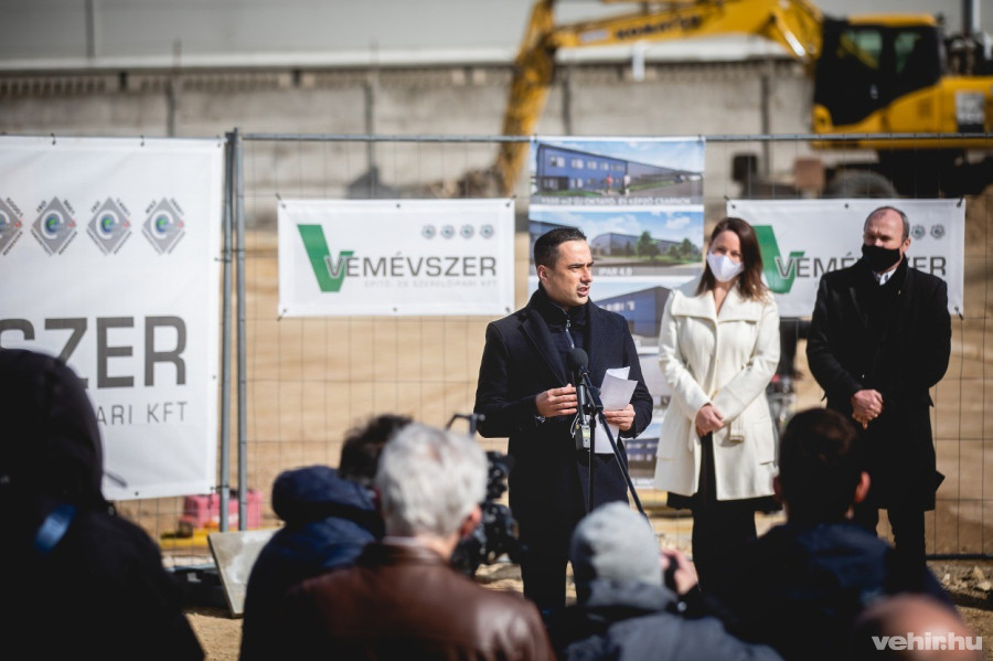 Ovádi Péter parlamenti képviselő. Háttérben: Barabás Borbála projektmenedzser és Porga Gyula polgármester.