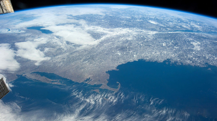 A Föld a Nemzetközi Űrállomásról. Hasonló látványban lehetett része Gagarinnak is – a világon elsőként.