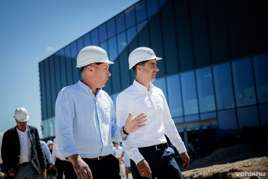 Porga Gyula, polgármester és Ovádi Péter, országgyűlési képviselő egy korábbi bejáráson az uszodánál