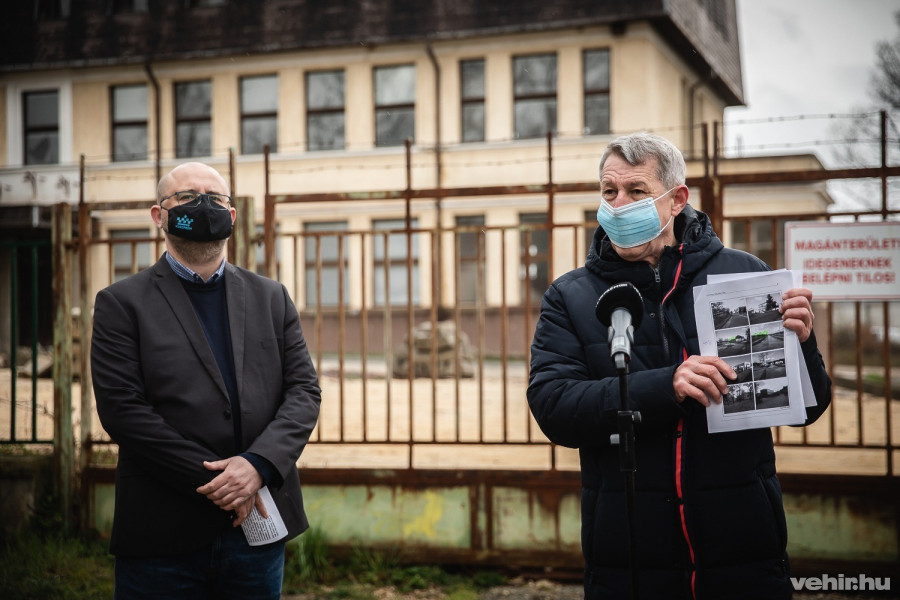 Gerstmár Ferenc és Hartmann Ferenc 2021 április 14-i sajtótájékoztatón a Csererdő városrészen.