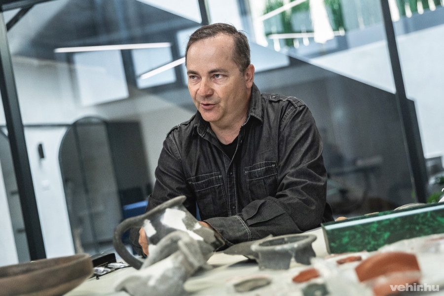 Pálffy Sándor, a Laczkó Dezső Múzeum restaurátor-régésztechnikusa.