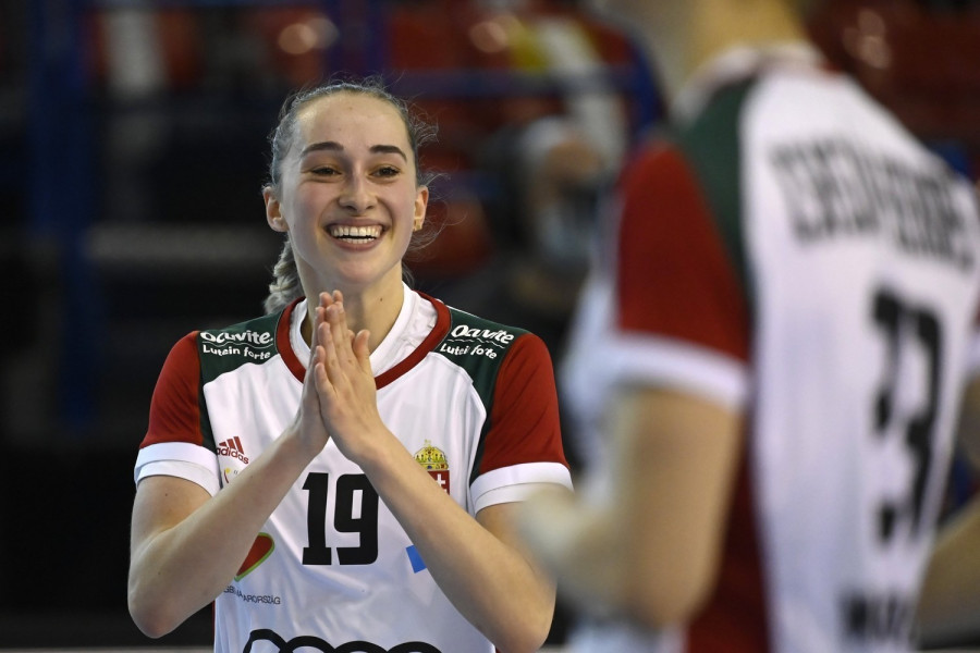 Márton Gréta, a magyar válogatott játékosa ünnepel, miután csapata 41-12-re győzött Olaszország ellen a női kézilabda világbajnoki selejtező mérkőzésen az Érd Arénában 2021. április 18-án. A csapat kijutott a decemberi, spanyolországi világbajnokságra. MTI/Kovács Tamás 