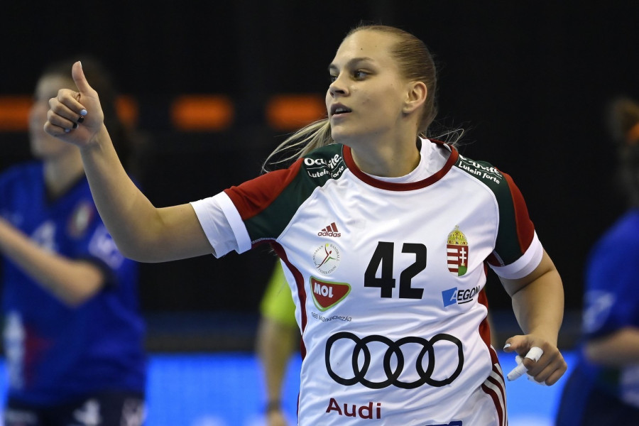 Klujber Katrin, a magyar válogatott játékosa az Olaszország ellen a női kézilabda világbajnoki selejtezőben játszott mérkőzésen az Érd Arénában 2021. április 18-án. A magyar válogatott 41-12-re győzött, és kijutott a decemberi, spanyolországi világbajnokságra. MTI/Kovács Tamás