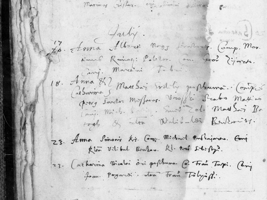 A karakterfelismerő szoftverek még nem boldogulnak a régi kézírással, ezért a kereshető adatbázisokat emberi munkával kell létrehozni (Illusztráció: részlet a veszprémi plébánia anyakönyvéből 1634-ből, egy korábbi, mikrofilmre készült felvételen)