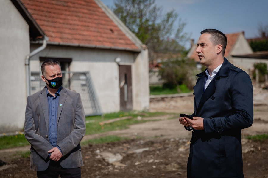 Ángyán Tamás és Ovádi Péter a majdani bölcsőde munkaterületén.