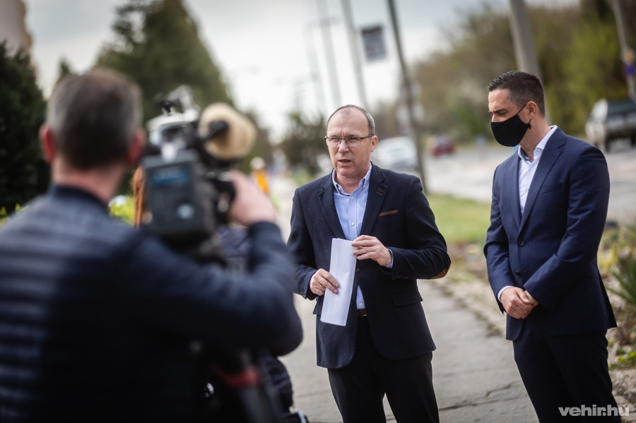 Porga Gyula polgármester és Ovádi Péter országgyűlési képviselő az április 22-én bejelentett fejlesztésekről tartott sajtótájékoztatón a Cholnoky útnál.